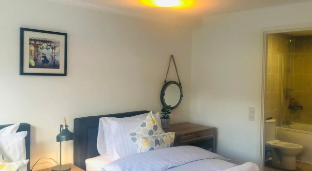 Apartment 2 bath free parking, Забронировать Апартаменты/квартира Отели Эдинбурга с парковкой, рядом с Холирудское абатство, Парковка