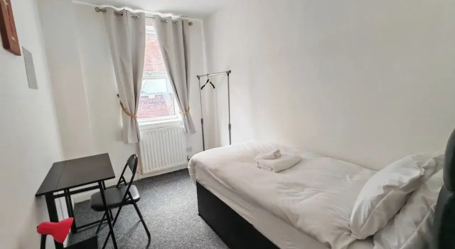 Central Wolverhampton Stay, Забронировать Дом для отпуска Коттеджи Вулвергемптона, рядом с Wolverhampton Magistrates, Коттедж