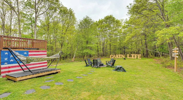 Коттедж с 3 комнатами с балконом Hot Tub & Fire Pit: Albrightsville Log Cabin!