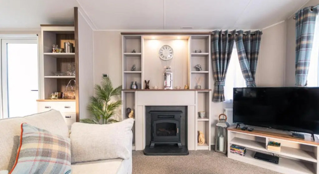 Hidden Jewel Lodge with Hot Tub, Book Hotel Barmby Moor Merseyside