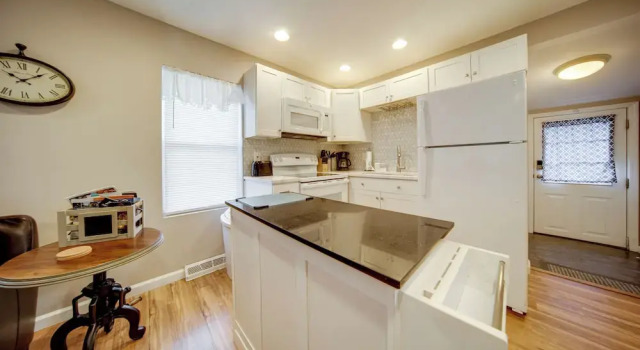 Gotl Strip Cottage. Walk to the Beach