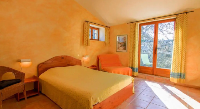 La Farigoule, Charming stone house with shared pool in Provence