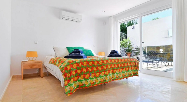 20600 - Luxurious Beachside Villa Near Marbella