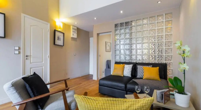 ★ Quiet Old Town Apt with AC, 5min Walk to Beach ★