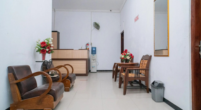 RedDoorz Near Matahari Singosaren Solo, Boek Hotel Solo. Central Java