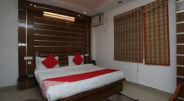 OYO 18870 Hotel Lajja Palace, Rezerwuj Hotel Hotele w Gujarat ze śniadaniem, Śniadanie