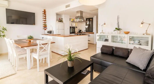 Torreblanca 4BDR Townhouse with Stunning Views, Забронировать Отель Отели Фуэнхирола с парковкой, рядом с Пляж Лос-Боличес, Парковка