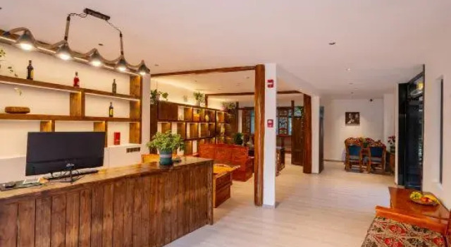 Online Guyan｜Songtsan Film Studio·Smart Oxygen Inn (Dukezong Ancient Town Branch), Buchen Sie Hotel Hotels in Yunnan mit Parkplatz, Parkplätze