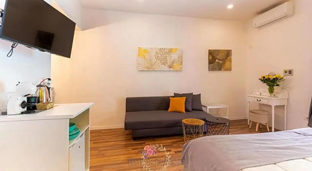 Duchessa Ravaschieri bed and breakfast, Забронировать Отель Кьяйя Неаполь, рядом с Mergellina Metro Station