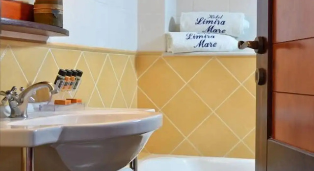 Трёхместный номер Standard с балконом Limira Mare Hotel