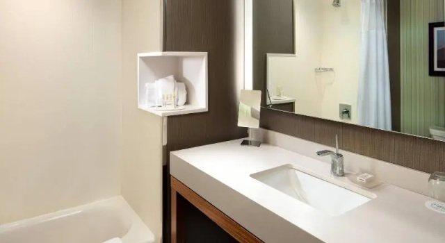 Номер Deluxe с видом на залив Courtyard by Marriott Erie Bayfront