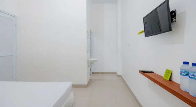 Urbanview Hotel near Exit Tol BSD