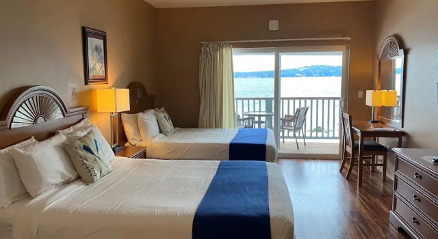 Четырёхместный номер Standard с балконом и с видом на канал The Waterfront at Potlatch