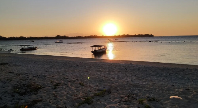 Sunset Beach Bungalow, Book Hotel Gili Meno 