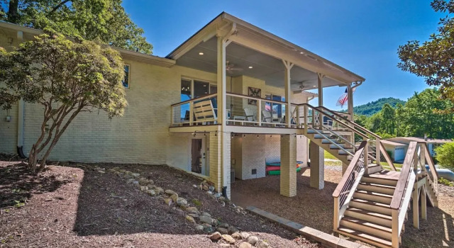 Hayesville Lake Getaway w/ Balcony & Mtn Views!, Boek Hotel Hayesville 