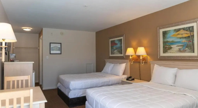 Четырёхместный номер Standard с видом на бассейн The Admiral Hotel/Motel