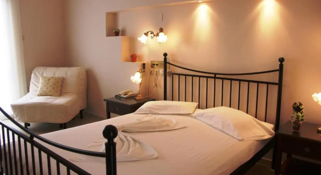 Aneroussa Beach Hotel, Prenota Hotel Batsion Andro