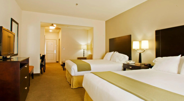 Четырёхместный люкс Holiday Inn Express Hotel & Suites Shamrock North by IHG