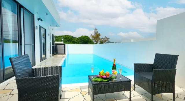 Вилла Deluxe с 2 комнатами с видом на бассейн Private Pool Villa Motobu