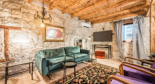 Livo Disno 12, Prenota Hotel Hotel a Croatian Islands con parcheggio, Parcheggio