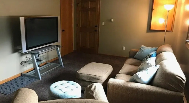 Updated and Cozy 2-bedroom in Rochester, Varaa Hotelli Hotellit Minnesota pysäköinnillä, Pysäköinti