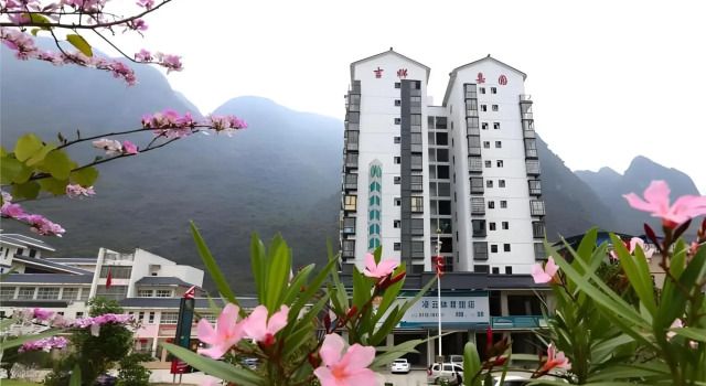 City Comfort Inn (Lingyun Stadium), Rezerwuj Hotel Hotele w Baise z parkingiem, Parking