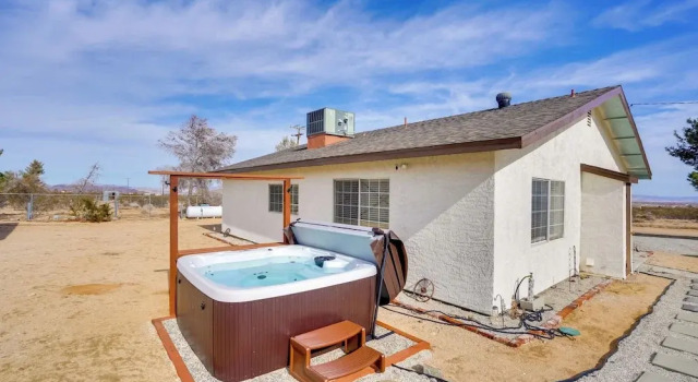 Коттедж Desert Escape - Hot Tub, Fire Pit and Grill