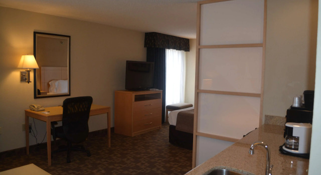 Двухместный люкс SureStay Plus Hotel by Best Western Roanoke Rapids I-95