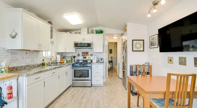 Коттедж Steps to Beach: Lake Havasu City Home w/ Grill!