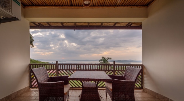 Трёхместный номер Deluxe с балконом и с видом на озеро Cassia Lodge