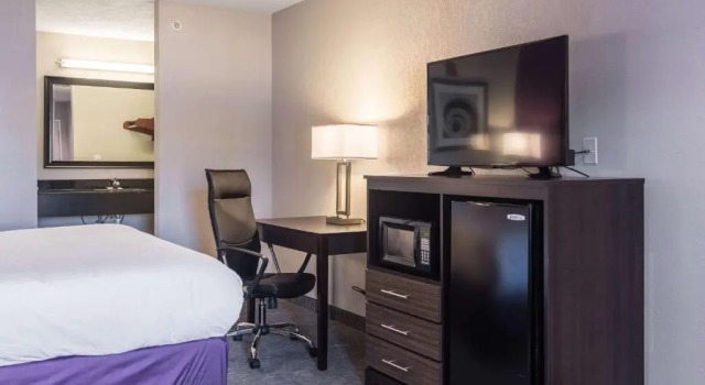 Люкс Econo Lodge Inn & Suites North Little Rock near Riverfront