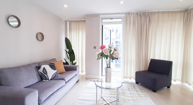Luxurious Two Bed Two Bath with Balcony in Angel