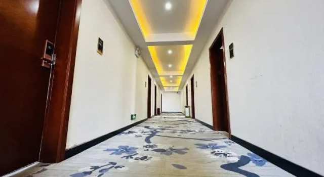 Yue Hotel (Lu Liang Tongle Plaza), Rezerwuj Hotel Hotele w Qujing z parkingiem, Parking