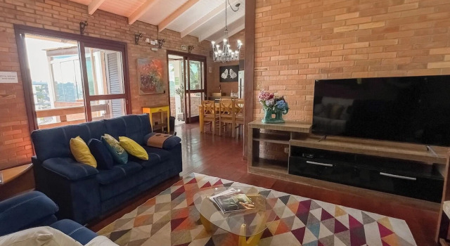 Casa com Vista Lareira e Churrasqueira na Serra
