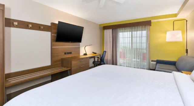 Номер Standard с балконом Holiday Inn Express Hotel & Suites Petoskey by IHG