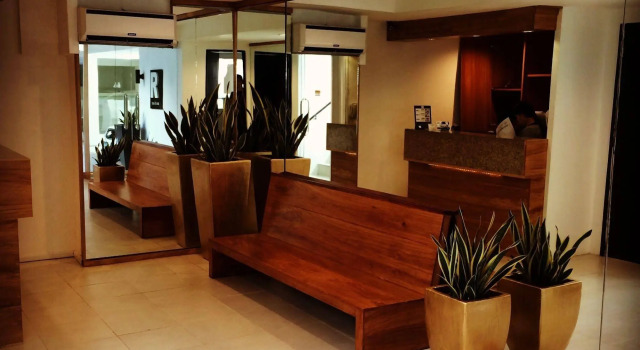 R Suites & Cafe, Rezerwuj Hotel Hotele w Mandaue z parkingiem, w pobliżu Cebu Doctors' University, Parking