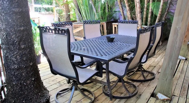 Shaded Beachtown Vacation Estate (102-22), Забронировать Отель Сент-Пит-Бич Clearwater-St Pete Beaches, рядом с Pass a Grille