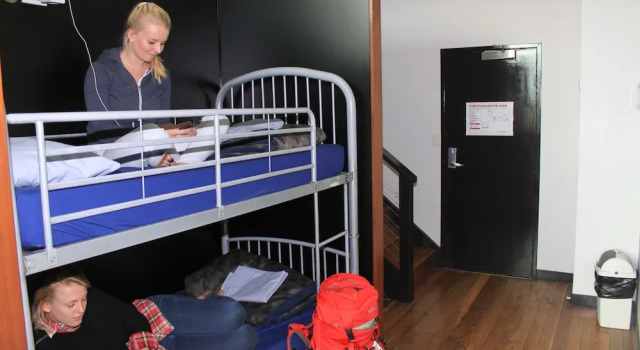 Кровать в общем номере с балконом Bunk Brisbane