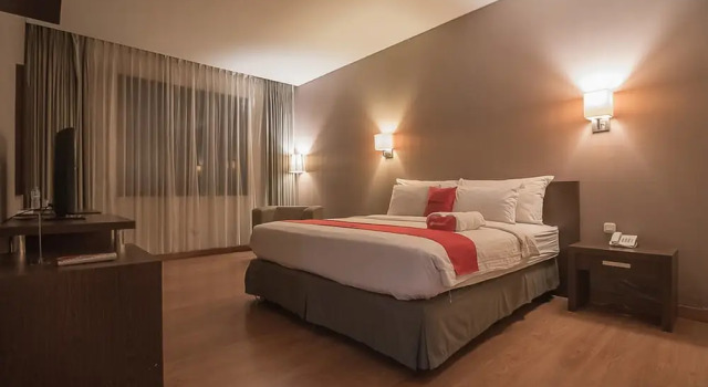 Suite RedDoorz Premium near Paris Van Java Mall