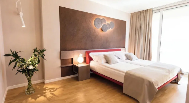 Люкс с балконом и с видом на озеро San Colombano Suites
