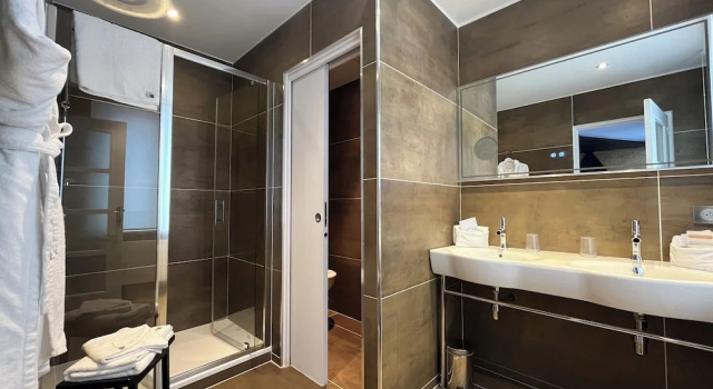 Трёхместный номер Comfort Отель LOGIS Hôtel Borel