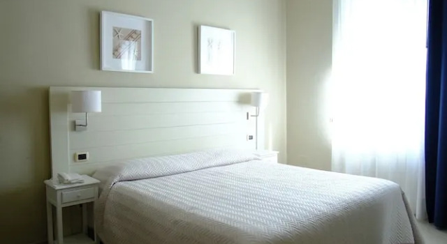 Четырёхместный номер Standard Astoria Hotel