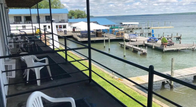 Семейный люкс с балконом Showboat Motel Restaurant & Bar