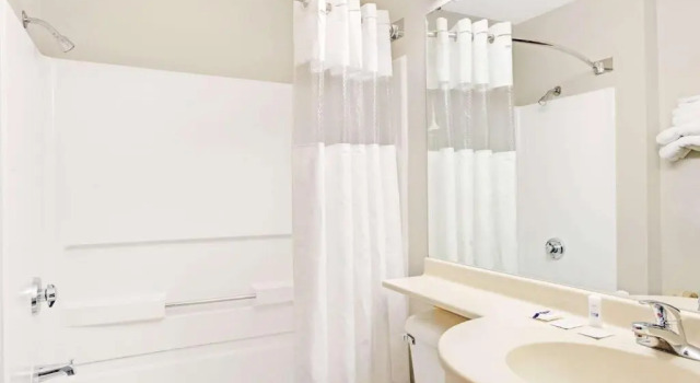 Четырёхместный номер Standard Microtel Inn & Suites by Wyndham Urbandale/Des Moines