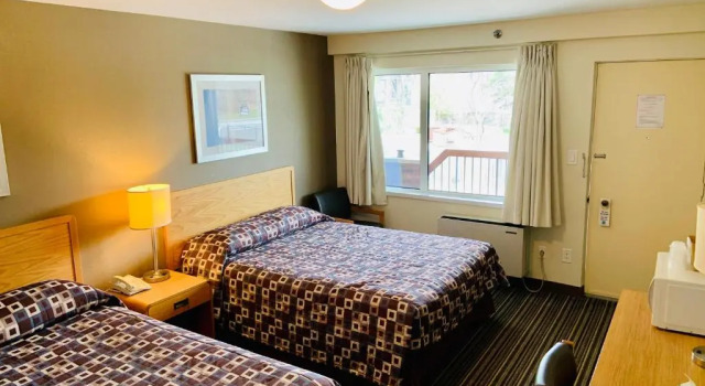 Четырёхместный номер Standard Toronto Lakeshore Hotel