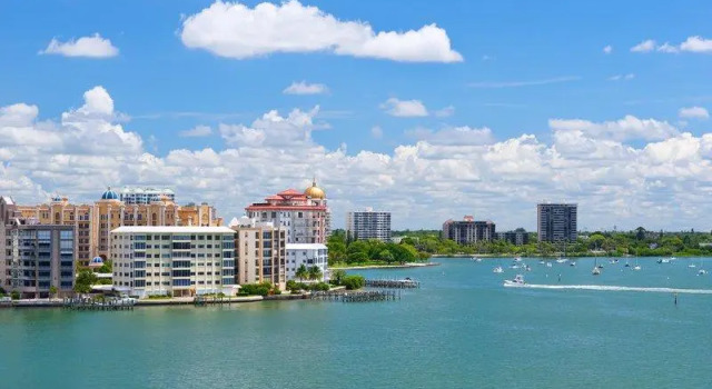 Кровать в общем номере voco Sarasota by IHG