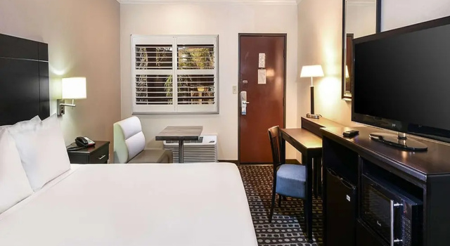 Номер Standard Travelodge by Wyndham Commerce Los Angeles Area
