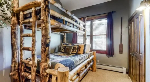 3 Bedroom Townhome in Downtown Breckenridge, off Main Street With Pool, and Hot Tubs, Rezerwuj Dom wakacyjny Hotele w Vail Ski z basenem, Basen