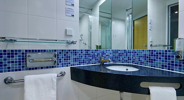 Кровать в общем номере Premier Inn Berlin City Centre