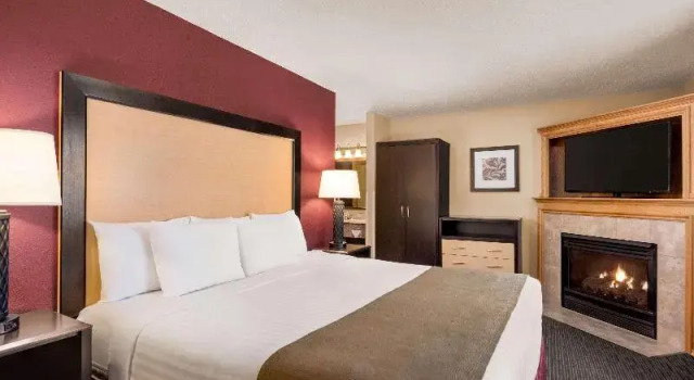 Люкс Superior AmericInn by Wyndham Detroit Lakes